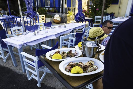 Συλλογικές Συμβάσεις για πάνω από 400.000 εργαζόμενους σε επισιτισμό και ζαχαρώδη προϊόντα